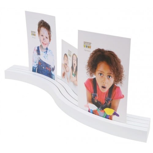 Porte-photo DEKNUDT galbé avec 3 rails pour insérer des photos de différents formats - Bois blanc - 43x8cm